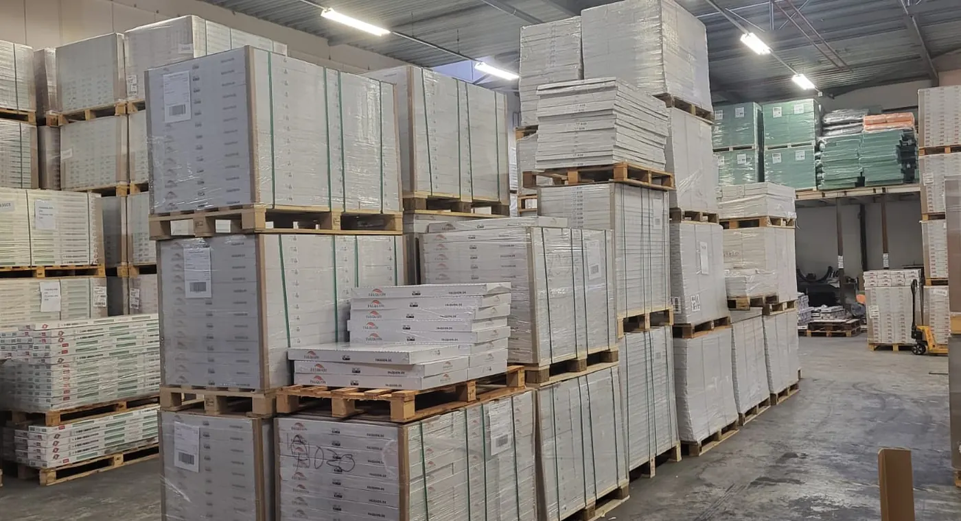 Pallets met vloeren in het magazijn van Floor Outlet in Utrecht